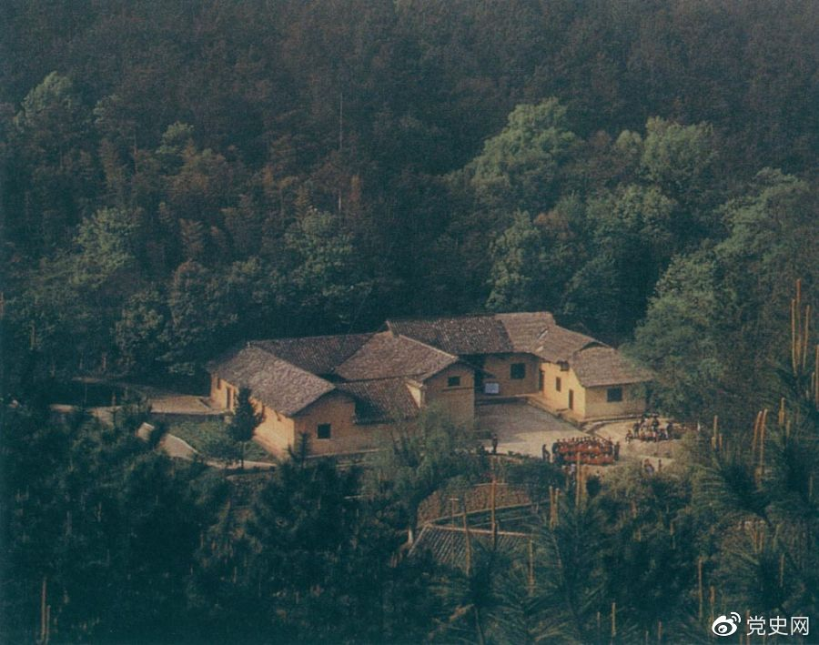 毛澤東故居——湖南省湘潭縣韶山?jīng)_上屋場(chǎng)。1893年12月26日，毛澤東在這里誕生。