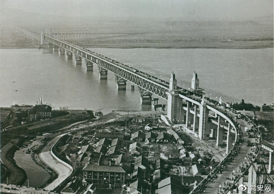 1968年12月29日， 南京長(cháng)江大橋全面建成通車(chē)。這是當時(shí)中國自行設計建造的最大的鐵路、公路兩用橋。